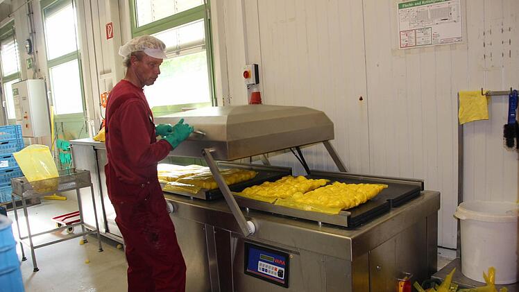 Die halbierten Kartoffeln werden in Tüten gegeben, vakuumisiert und...