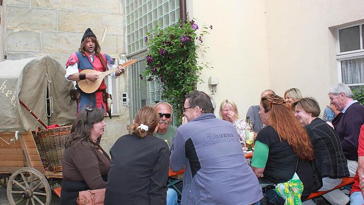 Der Spielmann Schabernackrakeel brachte Stimmung auf den Markt.