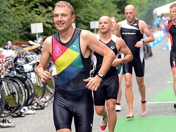 Hochbetrieb in der Wechselzone: Marcel Zollhöfer macht sich auf die Suche nach seinem Fahrrad. Fotos: herzopress