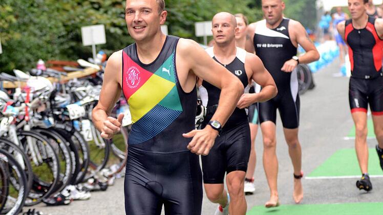Hochbetrieb in der Wechselzone: Marcel Zollhöfer macht sich auf die Suche nach seinem Fahrrad. Fotos: herzopress