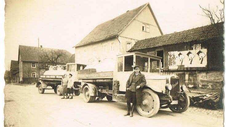 Aufnahme aus längst vergangenen Tagen: Hier bringt ein Tankwagen Benzin für die hauseigene Tankstelle des "Hirschen". Heutzutage nehmen eher Tankstellen den Gasthäusern die Gäste weg. Foto: privat