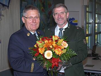 Landrat Michael Busch (SPD) gratuliert Kreisbrandrat Manfred Lorenz (links) zur Wiederwahl. Foto: Berthold Köhler
