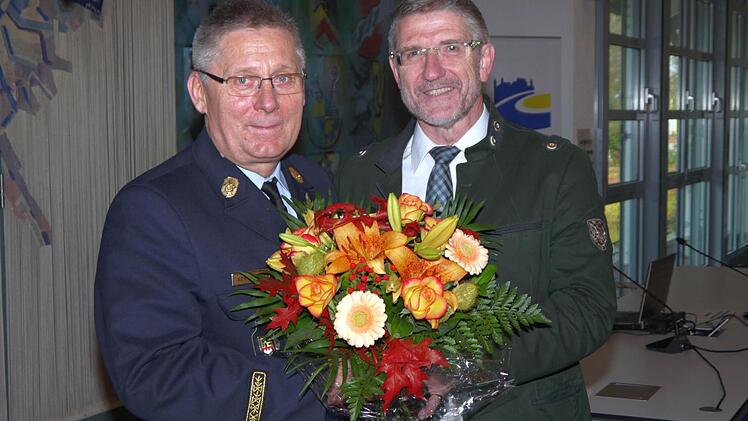 Landrat Michael Busch (SPD) gratuliert Kreisbrandrat Manfred Lorenz (links) zur Wiederwahl. Foto: Berthold Köhler