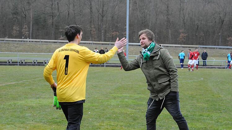 Shakehands: der verletzte Sebstian Borst und SG-Keeper Daniel Dees. Foto: Hopf