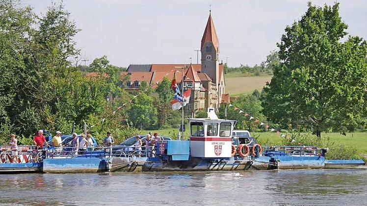 Fähren sind eine traditionsreiche Möglichkeit, den Main zu überqueren, sie verbinden die kleinen Winzerorte miteinander. Im Bild ist die Fähre beim unterfränkischen Winzerort Wipfeld zu sehen. Foto: djd/Tourist-Information Schweinfurt 360°/Melanie Landgraf