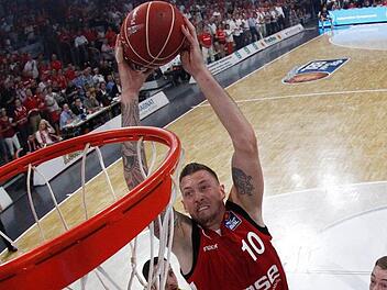 Daniel Theis dunkt in Zukunft wohl nicht mehr für Brose Bamberg, sondern in der NBA für die Boston Celtics. Fotos: Daniel Löb