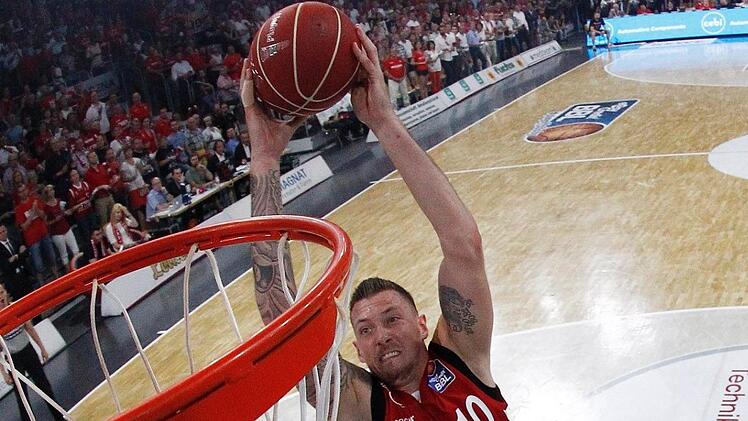 Daniel Theis dunkt in Zukunft wohl nicht mehr für Brose Bamberg, sondern in der NBA für die Boston Celtics. Fotos: Daniel Löb