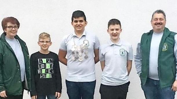 Das Jugendk&ouml;nigshaus mit (von links) Schie&szlig;leiterin Petra Haderlein, Erstem Ritter Toni St&ouml;cker, Strohk&ouml;nig Sinan &Ouml;zcakmak, Zweitem Ritter Louis Schlottke und Zweitem Sch&uuml;tzenmeister Michael Pfadenhauer