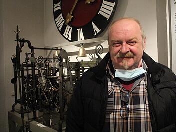 Räder- und Läutwerk sowie das Uhrenblatt der alten Höchstadter Kirchturmuhr wurden von Klaus Kramer in akribischer Fleißarbeit restauriert. Foto: Christian Bauriedel