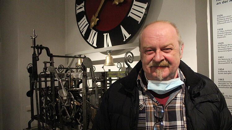 Räder- und Läutwerk sowie das Uhrenblatt der alten Höchstadter Kirchturmuhr wurden von Klaus Kramer in akribischer Fleißarbeit restauriert. Foto: Christian Bauriedel