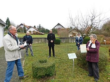 Die Wonseeser Kirchengemeinde darf weiterhin stolz auf die Auszeichnung "Grüner Gockel" sein, wie Umweltberater Frank Ziegler (links) von der evangelischen Landeskirche bestätigte und als Dank das neue Zertifikat überreichte. Darüber freuen sich Pfarrer Daniel Städtler (Mitte) und das Wonseeser Umweltteam mit Gottfried Langenfelder, Christine Schubert und Gerlinde Ziermann (von links). Fotos: Horst Wunner