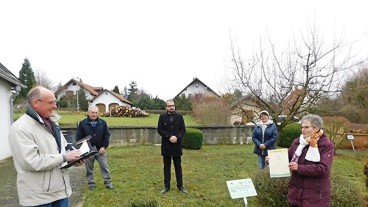 Die Wonseeser Kirchengemeinde darf weiterhin stolz auf die Auszeichnung "Grüner Gockel" sein, wie Umweltberater Frank Ziegler (links) von der evangelischen Landeskirche bestätigte und als Dank das neue Zertifikat überreichte. Darüber freuen sich Pfarrer Daniel Städtler (Mitte) und das Wonseeser Umweltteam mit Gottfried Langenfelder, Christine Schubert und Gerlinde Ziermann (von links). Fotos: Horst Wunner