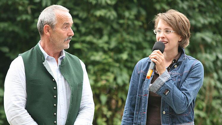 Peter Müller, der Vorsitzenden des Jagdschutz- und Jägervereins, mit Moderatorin Katharina Müller-Sanke.