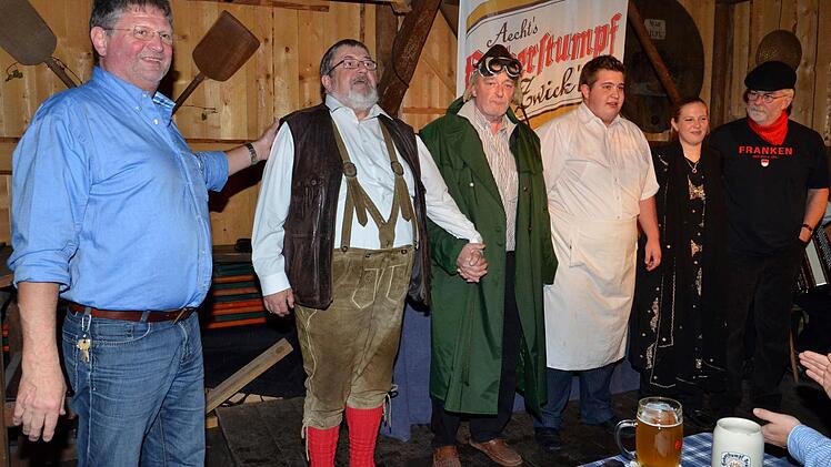Die Akteure nach der "Wilden Jagd" (von rechts: Werner Reißaus, Mona-Isabelle und Nicolas Peter, Michael Lehner, Jürgen Peter) mit Gastgeber Hans Wernlein (links), der zwei Tage zuvor seinen 60. Geburtstag feierte.