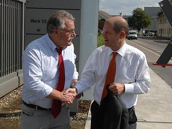 Sicherlich ein Höhepunkt für den Betriebsrat Hans Wolff (links): Der Besuch des damaligen Bundesarbeitsministers Olaf Scholz (SPD) im Bamberger Bosch-Werk 2009. Das Thema war allerdings nicht so erfreulich. Es ging unter anderem um Kurzarbeit in der Krise.  Foto: Ronald Rinklef/Archiv