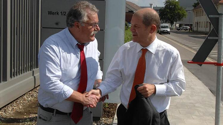 Sicherlich ein Höhepunkt für den Betriebsrat Hans Wolff (links): Der Besuch des damaligen Bundesarbeitsministers Olaf Scholz (SPD) im Bamberger Bosch-Werk 2009. Das Thema war allerdings nicht so erfreulich. Es ging unter anderem um Kurzarbeit in der Krise.  Foto: Ronald Rinklef/Archiv