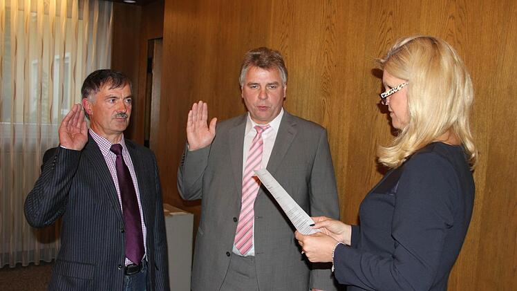 Die neue Wilhelmsthaler Bürgermeisterin Susanne Grebner vereidigte ihre beiden Stellvertreter (von links): Gerhard Eidelloth und Matthias Barnickel.  Foto: Friedwald Schedel