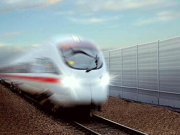 Der Lärmschutz entlang der Hochgeschwindigkeitsstrecke ist das Thema schlechthin beim Erörterungstermin in der Jahnhalle. Fotoretusche: Franziska Schäfer
