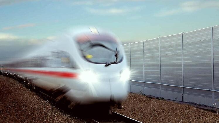 Der Lärmschutz entlang der Hochgeschwindigkeitsstrecke ist das Thema schlechthin beim Erörterungstermin in der Jahnhalle. Fotoretusche: Franziska Schäfer