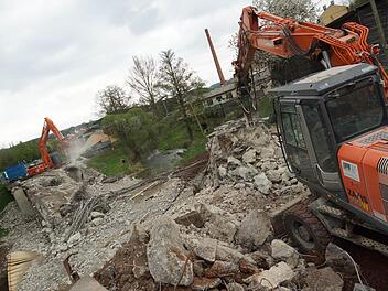 Zwei Bagger meißeln sich durch den Beton. Foto: Arkadius Guzy