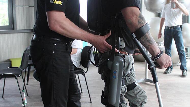 Die Einweisung ist wichtig, um Stürze beim Aufstehen durch erlernte Technik zu verhindern. Ronny Berger (l.) hört gut zu und hat in Zukunft mit dem Rewalk noch häufiger zu tun. Foto: Markus Häggberg