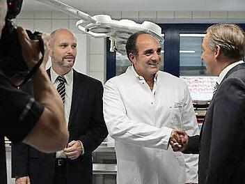 Beim ersten Pressetermin mit dem neuen Wirbelsäulenspezialisten Dr. Ramin Farhoumand (Mitte) waren auch Landrat Alexander Tritthart (rechts) und Albert Prickarz (links) dabei.  Foto: Sarah Dann