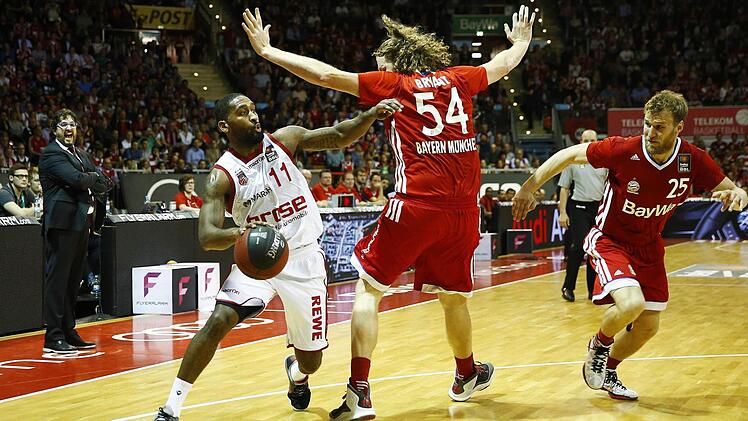 Brad Wanamaker zeigte, warum er zum besten Offensiv- und wertvollsten Spieler der Liga gewählt worden ist. Hier setzt er sich gegen den diesmal enttäuschenden John Bryant durch. Auch der starke Anton Gavel (r.) kommt hier zu spät. Foto: Daniel Löb