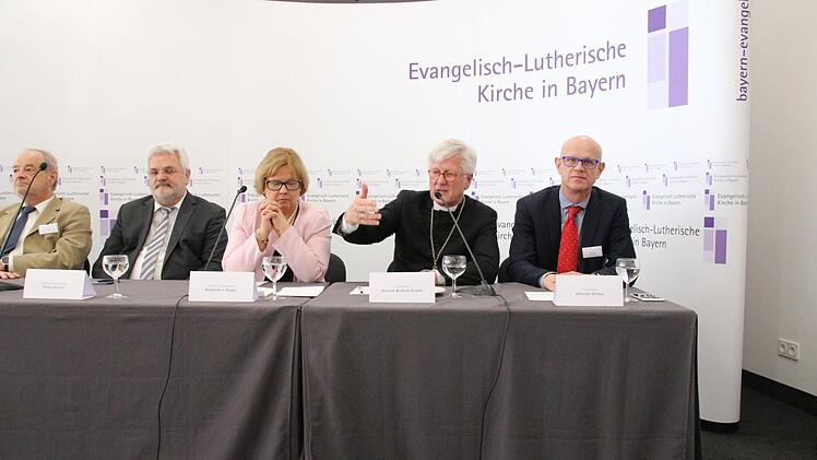 Das Podium bei der Pressekonferenz (von links): Dekan Hans Stiegler, Walter Schnell, Annekathrin Preidel, Bischof Heinrich Bedford-Strohm, Pressesprecher Johannes Minkus.