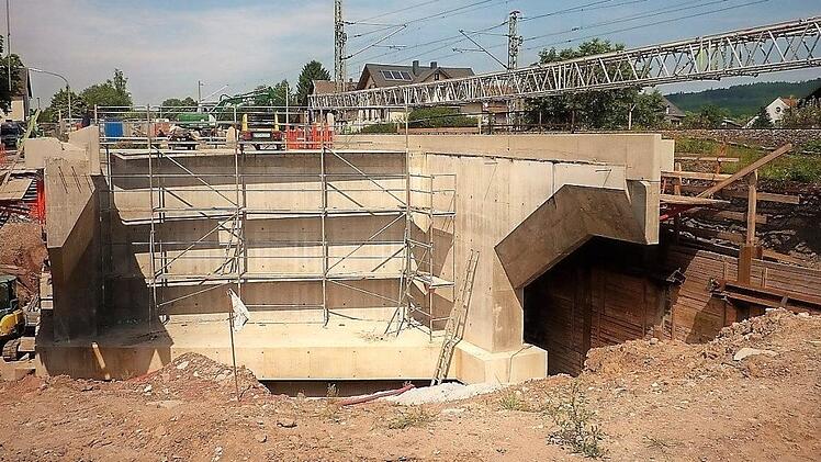 Hunderte Tonnen wiegt die vorgefertigte Brücke, die dann mittels hydraulischer Kräfte eingeschoben wird. Mit im Bild sichtbar die Kabelhilfsbrücke (rechts, oben) Foto: Gerd Fleischmann