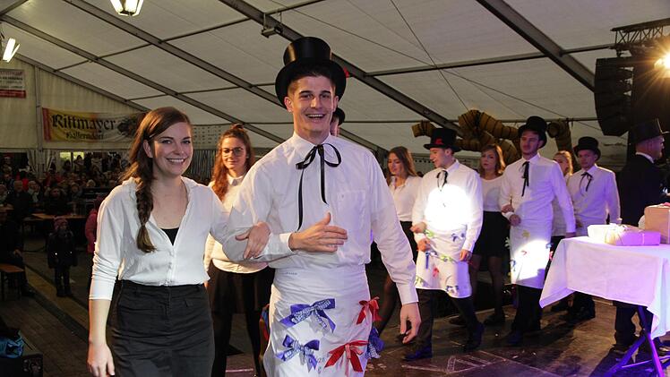 Das Betzenaustanzen im Festzelt  Foto: Mathias Erlwein
