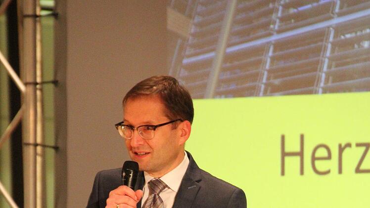 Der für Marketing und Vertrieb zuständige Vorstand der HUK-Coburg, Stefan Gronbach, sicherte die weitere Unterstützung als Hauptsponsor zu.Oliver Schmidt