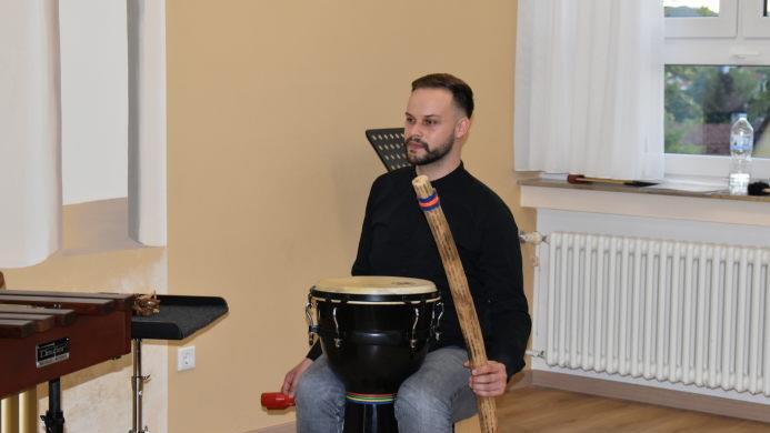 Timo-Jan Deen und Philipp Mohr begeistern das Publikum beim Eröffnungskonzert der Kunstwoche mit virtuosen Schlagzeugdarbietungen.Foto: Andreas Lomb