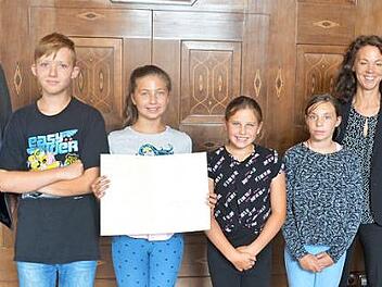 Regierungspräsidentin Heidrun Piwernetz und Schulamtsdirektorin Stefanie Mayr-Leidnecker sowie Geschäftsführer Roland Fischer (links) mit den ausgezeichneten Schülern der sechsten Klasse der Albert-Blankertz-Schule Veit Gick, Kimberly Lienert, Luisa Wagner und Leni Fuß (von links) Foto: Thoams Micheel