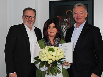 Jubilarehrung bei perma-tec: Geschäftsführer Peter Mayr, Petra Ottenweller, Geschäftsführer Walter Graf.  Foto: Heiko Pfister