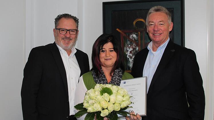 Jubilarehrung bei perma-tec: Geschäftsführer Peter Mayr, Petra Ottenweller, Geschäftsführer Walter Graf.  Foto: Heiko Pfister