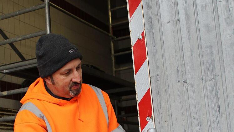 Klaus Beranek bringt den Bauwagen mit einem Schlagschrauber für den Sommer auf Vordermann. Foto: Cindy Dötschel