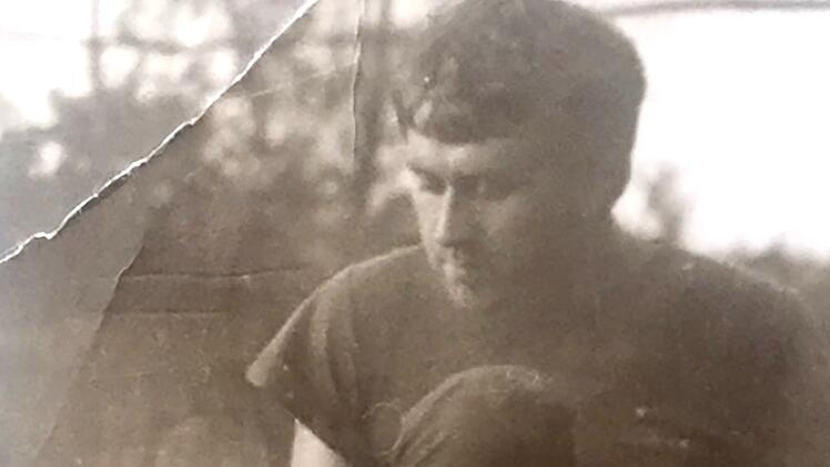 Sejfo, Hobbyfilmemacher und Schuster aus Srebrenica, starb mit 37 Jahren. Erst viele Jahre nach seinem Tod erfährt Tochter Alisa, dass die sterblichen Überreste ihres Vaters identifiziert wurden.