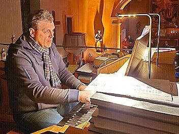 Peter Kleinhenz, Solist an der Kirchenorgel.