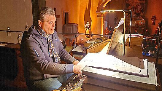 Peter Kleinhenz, Solist an der Kirchenorgel.