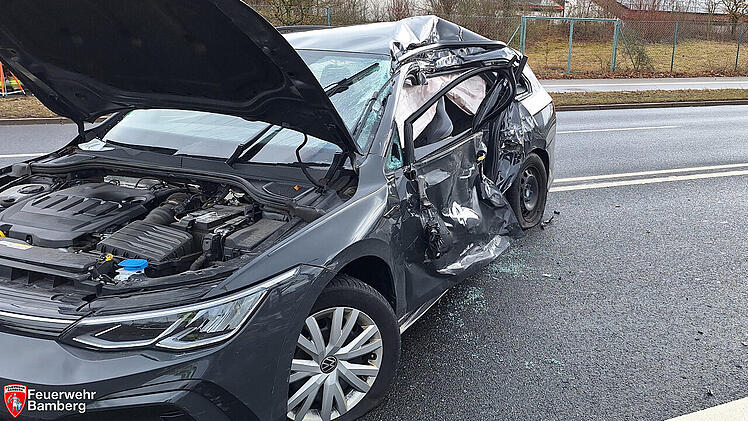 Schwerer Unfall in Bamberg: Autofahrer eingeklemmt - stundenlange Sperrung