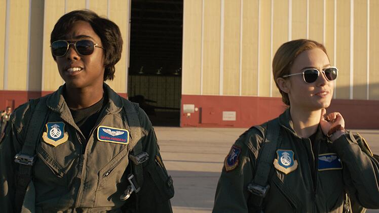 Captain Marvel (Brie Larson, rechts) ist eigentlich Air-Force-Pilotin.