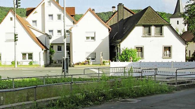 Das Umfeld der Straße "Zum Breitenbach" soll neu gestaltet werden. Mit der Planung (oben) ist das Büro RSP aus Bayreuth beauftragt. Der "Säutreiber" (rechts) soll dabei auf die andere Straßenseite wandern.  Foto: Josef Hofbauer