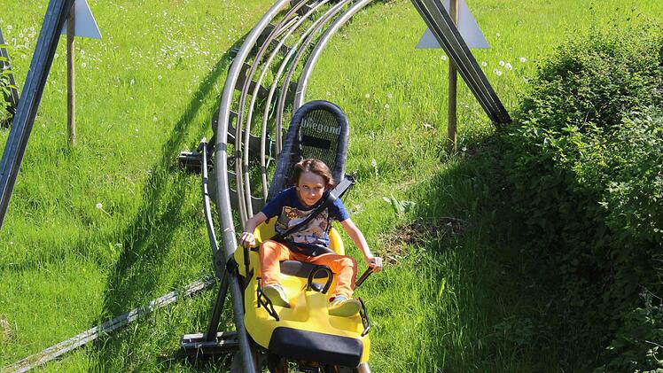 Kühlen Fahrtwind hatte Cyrill in der Sommerrodelbahn in Vestenbergsgreuth.