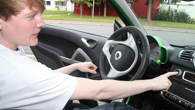 Die Bedienung des E-Mobils ist ungewohnt, aber leicht zu lernen.  Foto: Dagmar Besand