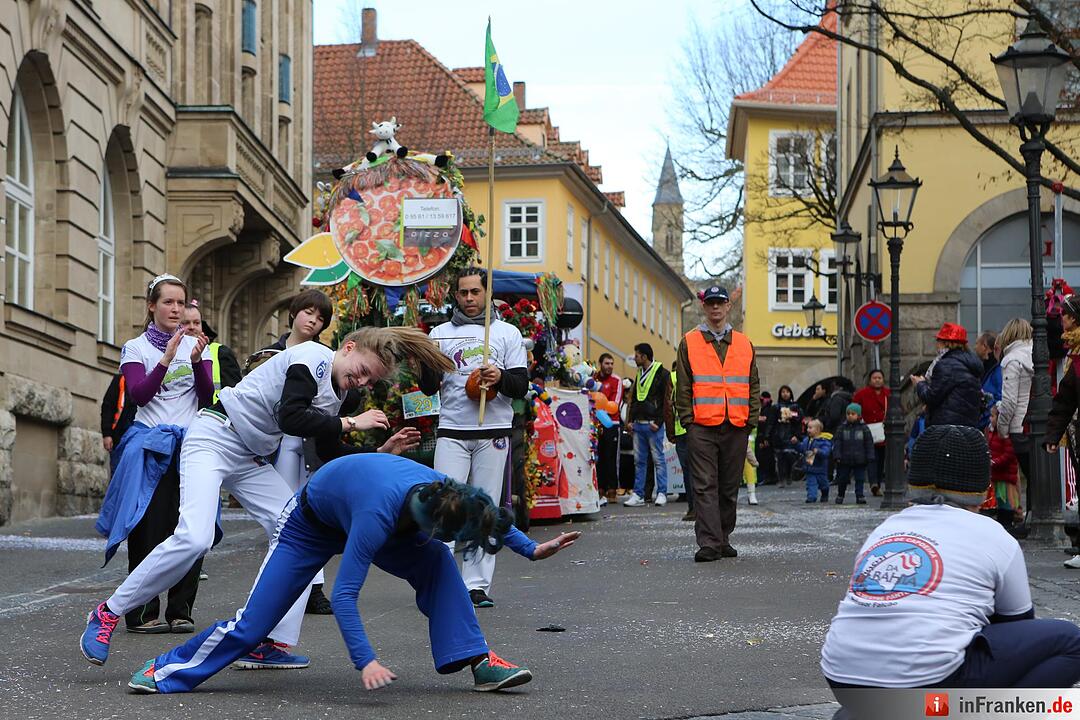 Gaudiwurm: Narren feiern in Coburg