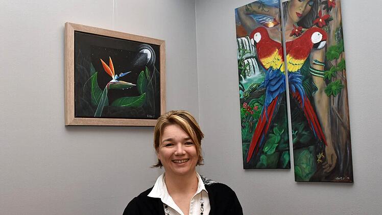 Die Hobbymalerin Christine Welsch aus Haßfurt zeigt einen Querschnitt durch ihre Arbeiten.  Foto: Ulrike Langer
