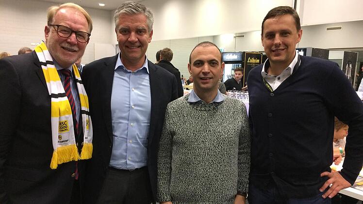 Fachsimpeln in der Arena (von links): CSU-Bundestagsabgeordneter Hans Michelbach, Füchse-Präsident Frank Steffel, Füchse-Manager Bob Hanning und HSC-Vorstandssprecher Stefan Apfel. Foto: Oliver Schmidt