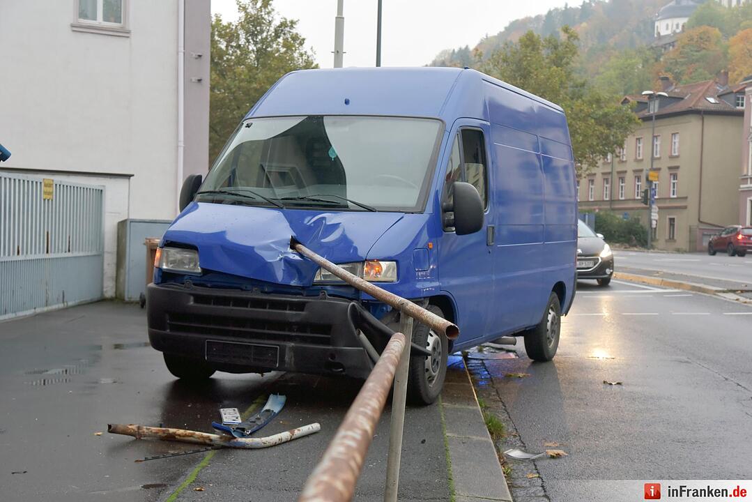 Unfall in Würzburg: Metallstange durchbohrt Kleintransporter