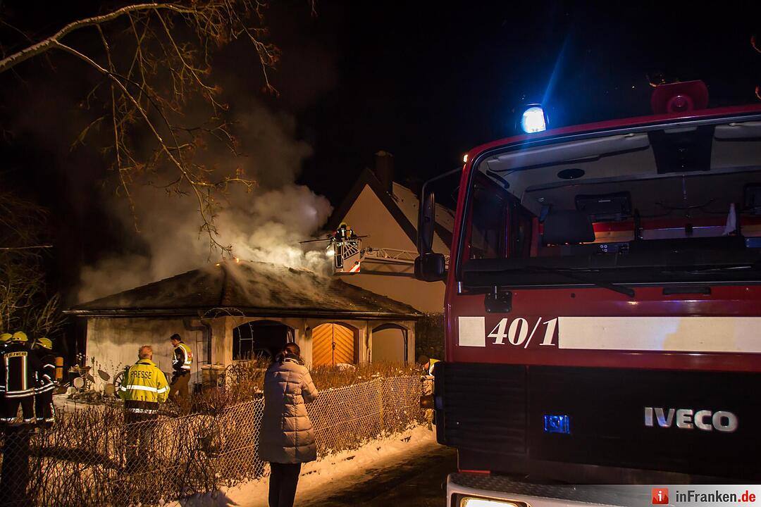 Rauchwolke über Baiersdorfer Wohngebiet - Dachstuhl einer Dreifachgarage in Brand