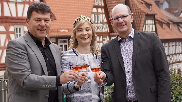 Nicht nur die Bürgermeister von Zeil, Thomas Stadelmann (rechts), und Oberhaid, Carsten Joneitis, drücken Elisabeth Goger für ihre Bewerbung um die Krone der fränkischen Weinkönigin die Daumen.Sabine Weinbeer